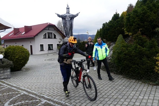 Damian Stawicki wyruszył śladami św. Antoniego ze Starego Bielska przez Kalną 