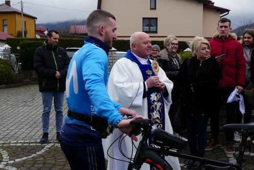 Damian Stawicki wyruszył śladami św. Antoniego ze Starego Bielska przez Kalną 