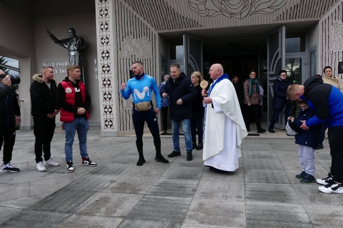 Damian Stawicki wyruszył śladami św. Antoniego ze Starego Bielska przez Kalną 