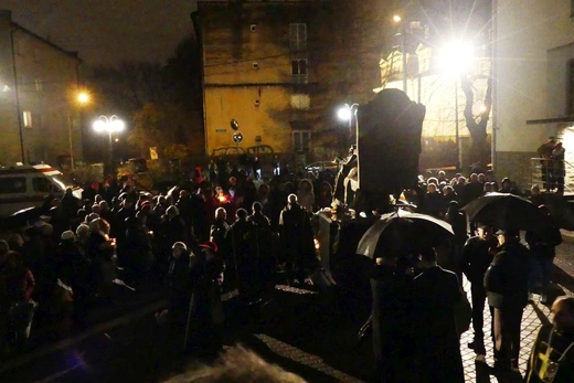 Modlitwa bielszczan przed pomnikiem św. Jana Pawła II - 2 kwietnia 2023 r.