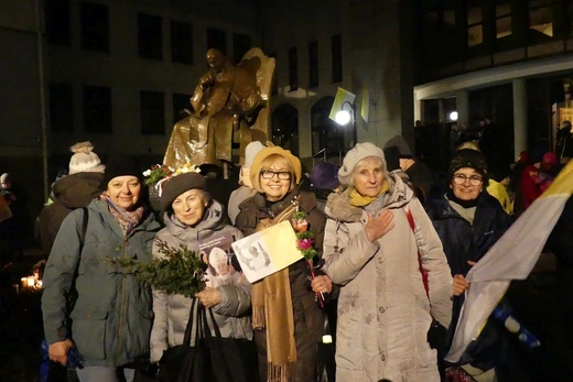 Modlitwa bielszczan przed pomnikiem św. Jana Pawła II - 2 kwietnia 2023 r.