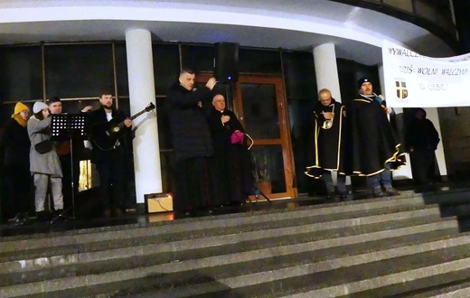 Modlitwa bielszczan przed pomnikiem św. Jana Pawła II - 2 kwietnia 2023 r.