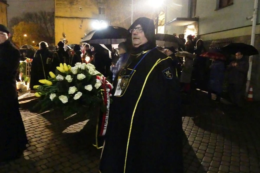 Modlitwa bielszczan przed pomnikiem św. Jana Pawła II - 2 kwietnia 2023 r.