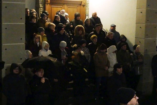 Modlitwa bielszczan przed pomnikiem św. Jana Pawła II - 2 kwietnia 2023 r.