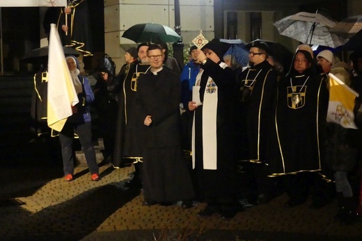 Modlitwa bielszczan przed pomnikiem św. Jana Pawła II - 2 kwietnia 2023 r.