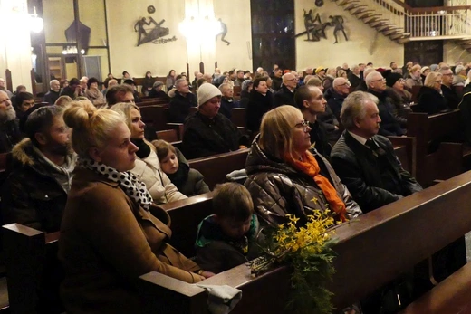 Modlitwa bielszczan przed pomnikiem św. Jana Pawła II - 2 kwietnia 2023 r.