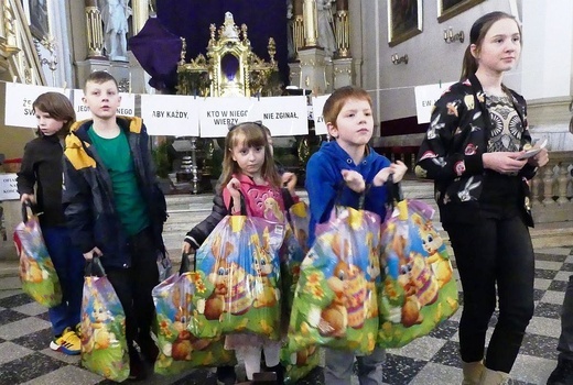 Dzieci ze szkoły podstawowej KTK dla rówieśników od Brata Alberta