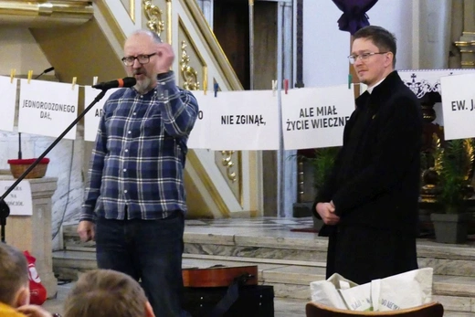 Dzieci ze szkoły podstawowej KTK dla rówieśników od Brata Alberta