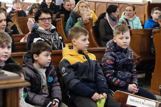 Dzieci ze szkoły podstawowej KTK dla rówieśników od Brata Alberta
