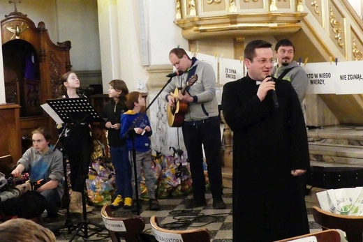 Dzieci ze szkoły podstawowej KTK dla rówieśników od Brata Alberta