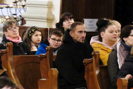 Dzieci ze szkoły podstawowej KTK dla rówieśników od Brata Alberta
