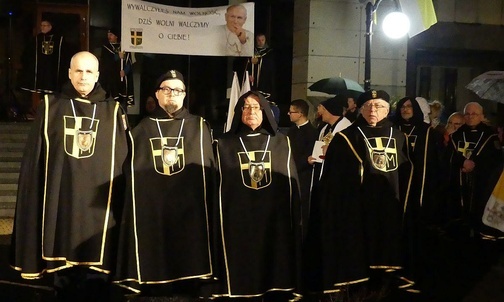 Rycerze św. Jana Pawła II zaprosili do modlitwy w obronie dobrego imienia papieża Polaka.