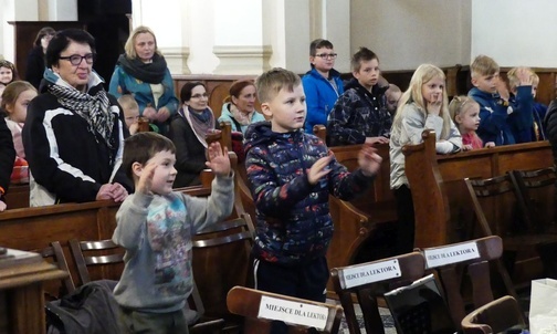 Świąteczne upominki dzieci dla ich rówieśników z Białej