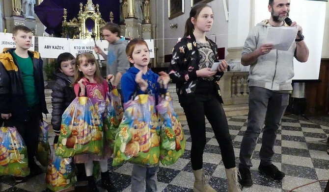 Świąteczne upominki dzieci dla ich rówieśników z Białej