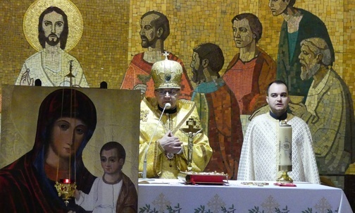 Abp Eugeniusz Popowicz i ks. Dmytro Fedluk w kaplicy kościoła Chrystusa Króla na Leszczynach.