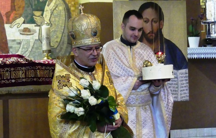 Abp Eugeniusz Popowicz i ks. Dmytro Fedluk w kaplicy kościoła Chrystusa Króla na Leszczynach.