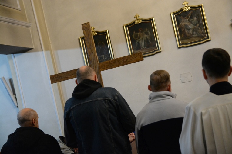 Droga Krzyżowa prowadzona przez osoby w kryzysie bezdomności