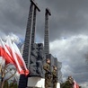 Wydarzenia upamiętnia pomnik, przy którym honorową straż zaciągnęli polscy żołnierze.