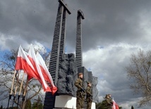 Wydarzenia upamiętnia pomnik, przy którym honorową straż zaciągnęli polscy żołnierze.