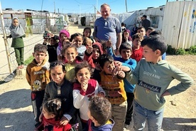 PKWP przekazuje paczki świąteczne syryjskim dzieciom