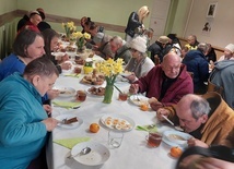 Śniadanie dla bezdomnych i ubogich w Niedzielę Wielkanocną