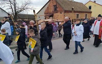 Dębowy, zabytkowy krzyż nieśli przedstawiciele parafii. Niesiono także plakaty z papieżem Polakiem.