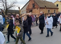 Dębowy, zabytkowy krzyż nieśli przedstawiciele parafii. Niesiono także plakaty z papieżem Polakiem.