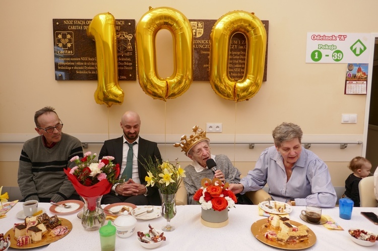 100. urodziny Marii Matuszak, mieszkanki świdnickiego ZOL-u Ojca Pio