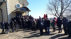 Ukraina: mała parafia niezłomnie karmi potrzebujących