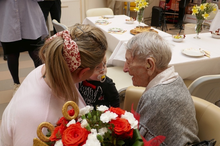 100. urodziny Marii Matuszak, mieszkanki świdnickiego ZOL-u Ojca Pio