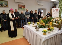 Dary na wielkanocne stoły dla ubogich i bezdomnych poświęcił bp Krzysztof Nitkiewicz.