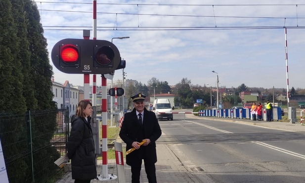 Rybnik. Kolejarze przed Wielkanocą przypominają o akcji "Bezpieczny Przejazd"