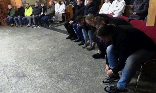 Dwunastu mężczyzn, którym bp Roman Pindel obmył nogi podczas liturgii Wielkiego Czwartku w katedrze św. Mikołaja.