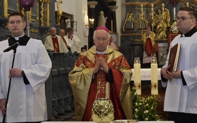 Podczas Mszy św. w katedrze biskup Andrzej F. Dziuba poświęcił olej krzyżma.