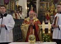 Podczas Mszy św. w katedrze biskup Andrzej F. Dziuba poświęcił olej krzyżma.