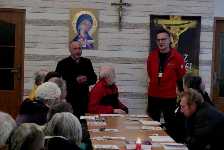 Ks. Andrzej Gawlas i wicedyrektor Caritas Grzegorz Giercuszkiewicz byli gośćmi uczestników spotkań "Wieczernika".