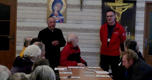 Ks. Andrzej Gawlas i wicedyrektor Caritas Grzegorz Giercuszkiewicz byli gośćmi uczestników spotkań "Wieczernika".