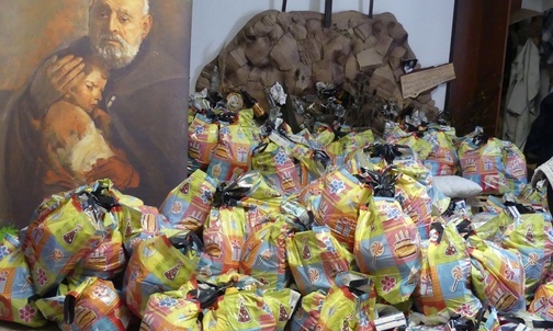 Świąteczne paczki czekały na najuboższych w bielskiej "Albertówce".