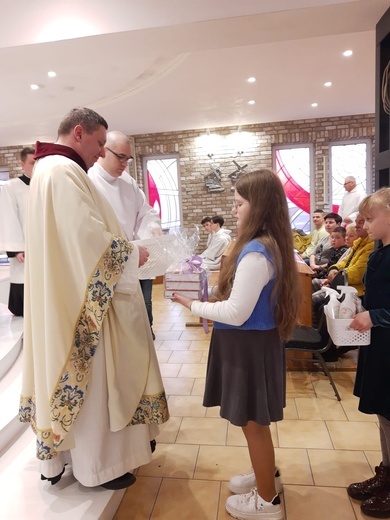 Długa procesja z darami od parafian