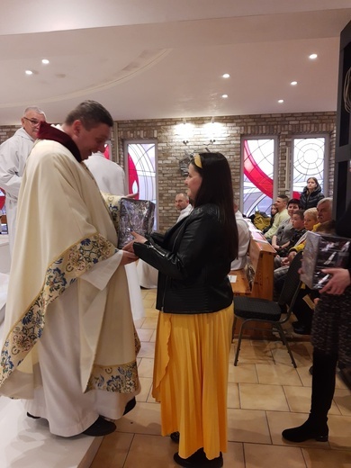 Długa procesja z darami od parafian