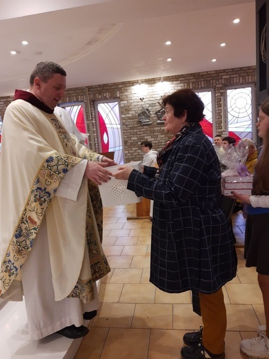 Długa procesja z darami od parafian