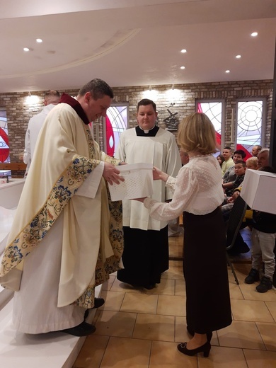 Długa procesja z darami od parafian