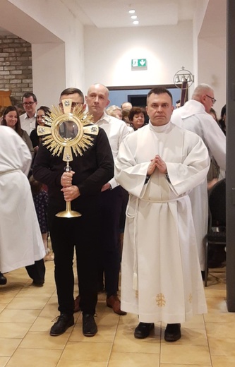 Długa procesja z darami od parafian