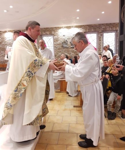 Długa procesja z darami od parafian