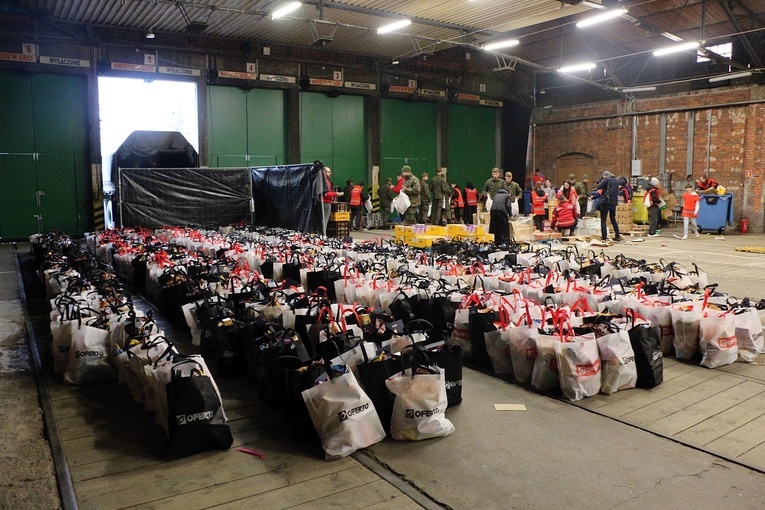 Pakowanie paczek dla najuboższych w Caritas