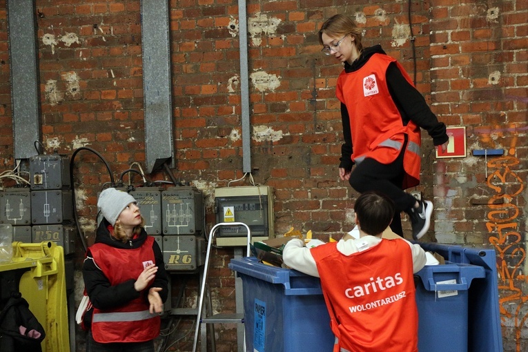 Pakowanie paczek dla najuboższych w Caritas