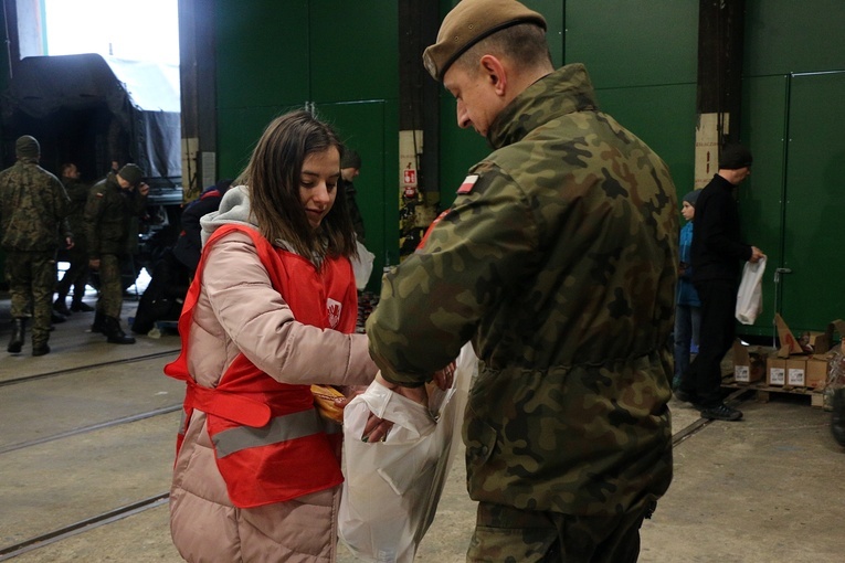 Pakowanie paczek dla najuboższych w Caritas