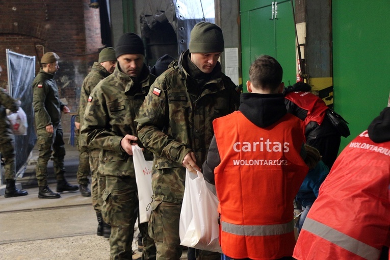 Pakowanie paczek dla najuboższych w Caritas