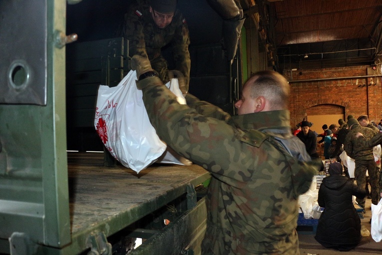 Pakowanie paczek dla najuboższych w Caritas