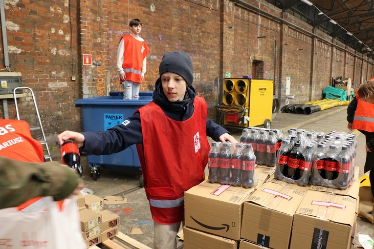 Pakowanie paczek dla najuboższych w Caritas